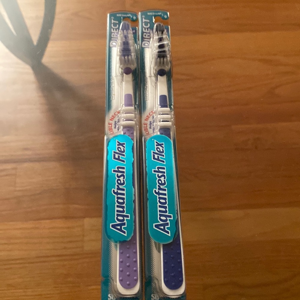 New 2 Aquafresh Flex Vintage Medium Toothbrushes